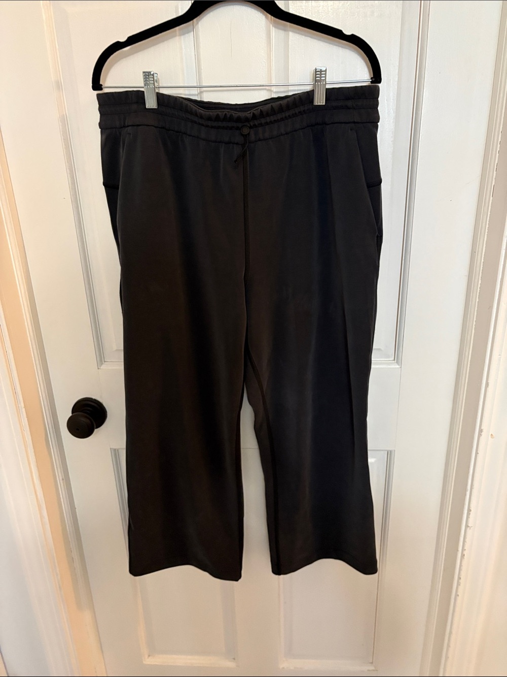 Lululemon Womenโs Black Cropped Wide-Leg Pull-On Pants